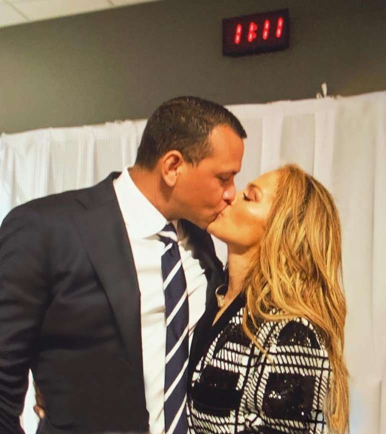 Дженнифер Лопес заинтриговала снимком страстного поцелуя с женихом