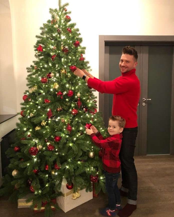 Сергей Лазарев разместил милое фото с сыном у наряженной елки