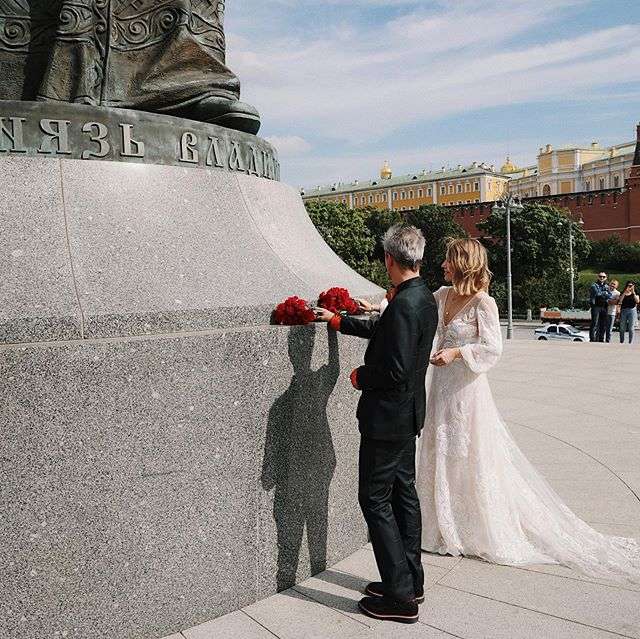 Катафалк, аляповатая рубашка и прогулка по Красной площади: чем запомнилась свадьба Ксении Собчак