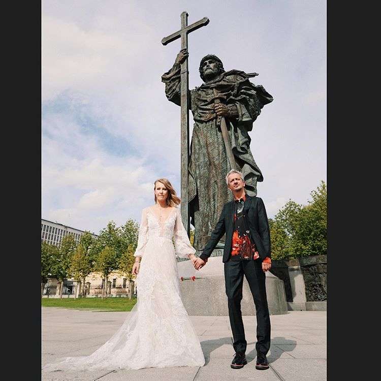 Катафалк, аляповатая рубашка и прогулка по Красной площади: чем запомнилась свадьба Ксении Собчак