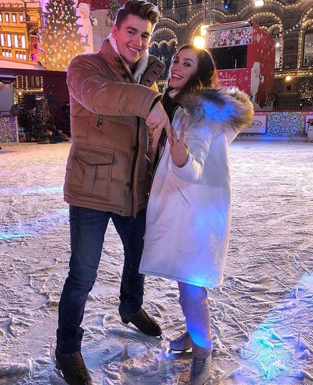Алексей Воробьев и Виктория Дайнеко полночи провели на общественном катке 