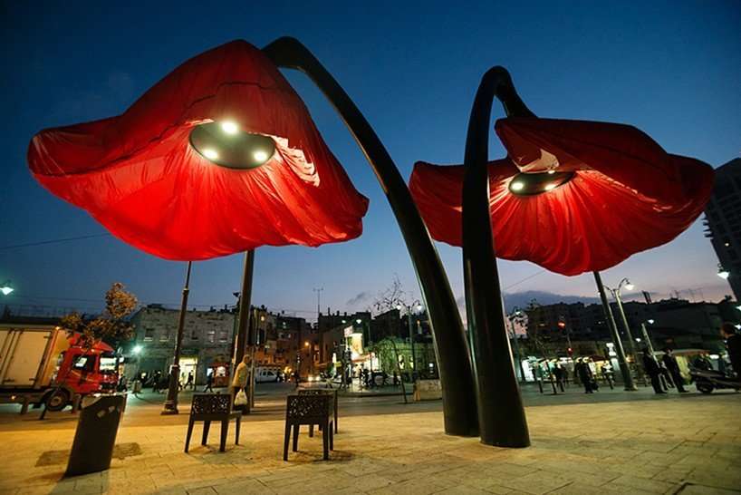 Центр Иерусалима украшают гигантские тюльпаны