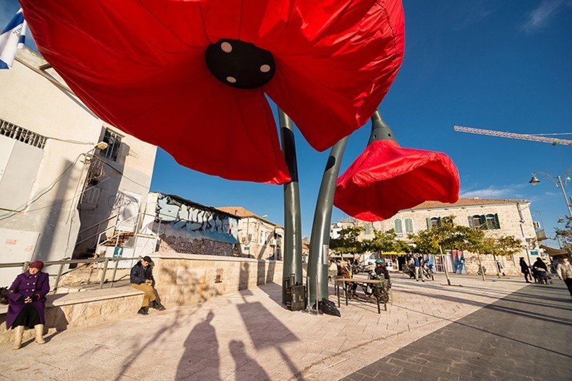 Центр Иерусалима украшают гигантские тюльпаны
