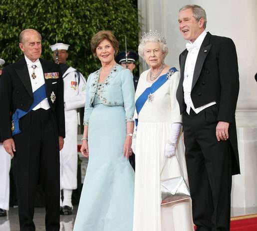 Дрес-код: що вдягати, якщо в запрошенні значиться «cocktail», «black tie», «white tie»