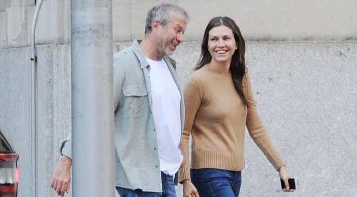 «А кулачок-то стиснула»: в інтернеті обговорюють вид Даші Жукової на межі розлучення.