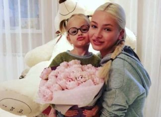 Зразкова мама: Олена Шишкова спекла з донькою печиво.