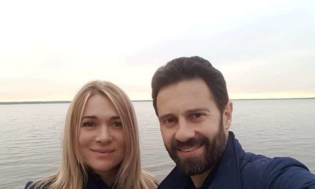 Замість квітів: подружжю Макарских після концерту подарували кошик вяленої риби.