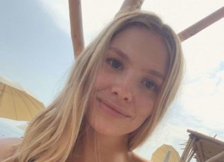 Олена Пермінова блиснула сідницями, купаючись у морі топлес.