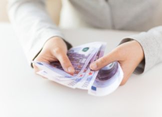 Невисокі чоловіки і повні жінки заробляють менше.