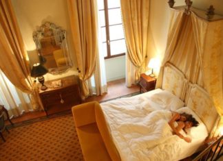 28% росіян впевнені, що в готелях їх сексуальна життя покращується.