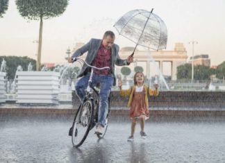 Сергій Маковецький, Віктор Логінов, Павло Баршак і Юлія Топольницька у вільному рімейку 1939 року «Підкидьок».