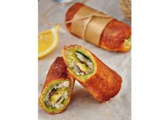 Хрусткі роли з начинкою з риби і песто.