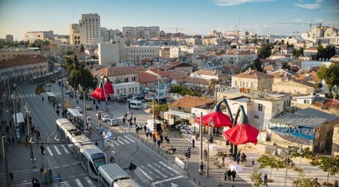 Центр Єрусалиму прикрашають гігантські тюльпани.