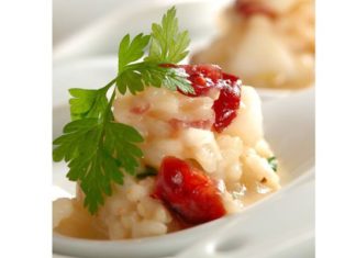 Різотто з морськими гребінцями, журавлиною і чилі.