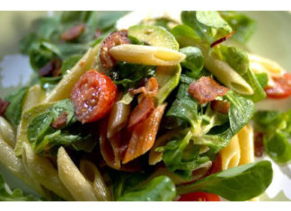 Холодний салат з пастою пенне.