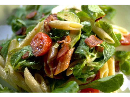 Холодний салат з пастою пенне.