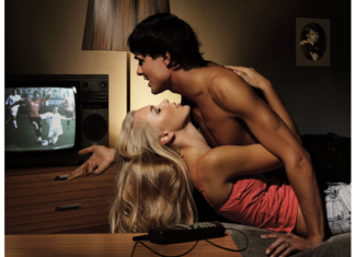Телевізор у спальні допоможе налагодити сексуальне життя.
