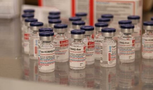 Розробник російської вакцини заявив, що covid-19 “молодіє”