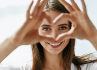 «ручна робота»: викладач з позування вчить, як красиво розташувати руки в кадрі