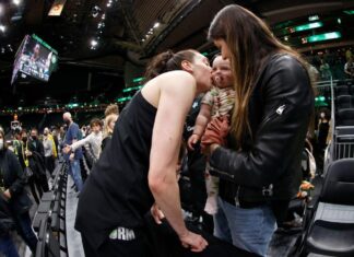 На паркете и за его пределами: Матери-чемпионки Team USA строят сообщество любви и поддержки