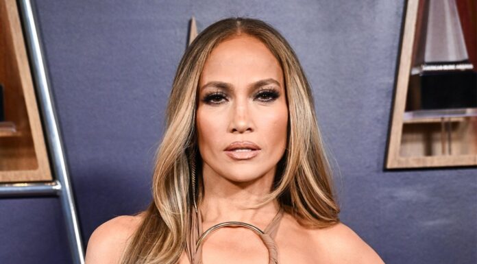 Дженніфер Лопес поділилася емоційною фотографією молодої Емми, яка досягла важливої віхи: “Моя прекрасна дитина”.