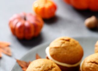 Марта Стюарт каже, що ці гарбузові пироги з вупі користуються успіхом у дітей, і їх напрочуд легко зробити.