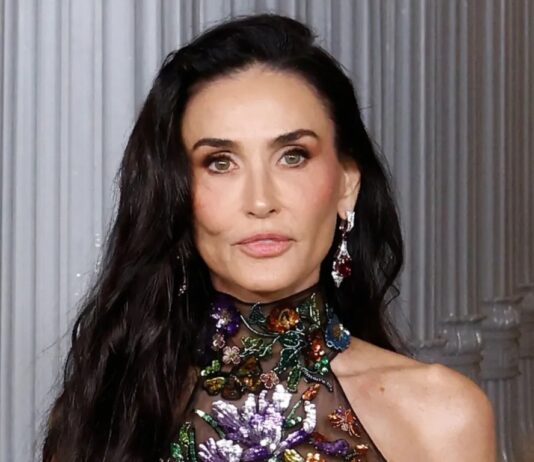 Деми Мур обновила тренд обнаженных платьев с помощью этого завораживающего прозрачного платья на гала-вечере LACMA