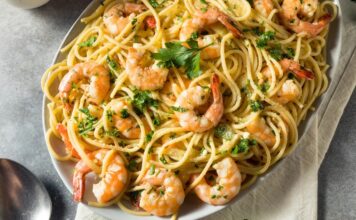 Запечені креветки від Іни Гартен — це оновлена версія класичної страви, яка може бути навіть кращою за смак оригіналу.