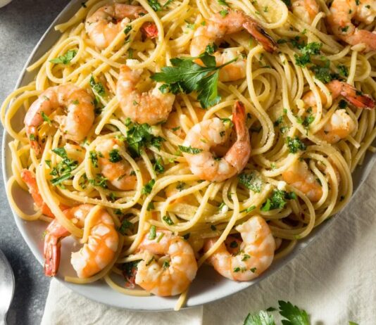 Pieczone krewetki Ina Garten to unowocześniona wersja klasycznego dania, które może nawet smakować lepiej niż oryginał.