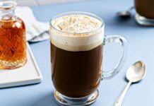 Кава з ромом і збитими сливами з солоною карамеллю: новий погляд на класику