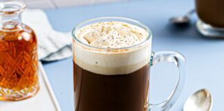 Кава з ромом і збитими сливами з солоною карамеллю: новий погляд на класику