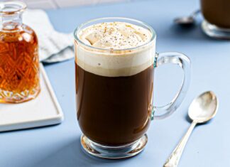 Кава з ромом і збитими сливами з солоною карамеллю: новий погляд на класику