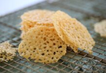 Хрусткі чіпси з пармезаном: закуска з одного інгредієнта