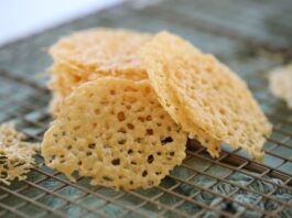 Хрусткі чіпси з пармезаном: закуска з одного інгредієнта