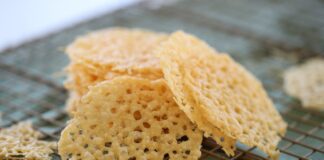 Batatas fritas com parmesão assadas: um lanche com um ingrediente