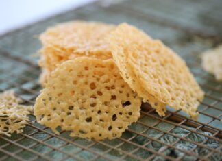 Хрусткі чіпси з пармезаном: закуска з одного інгредієнта