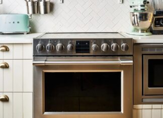 Простий лайфхак для прибирання під побутовою технікою, не пересуваючи її