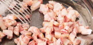 Pourquoi le bacon devient spongieux et comment les chefs l’empêchent