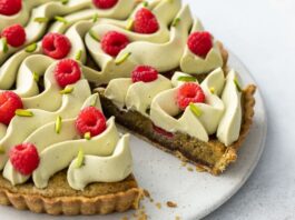 Малиново-фісташковий пиріг: неймовірний десерт, зроблений просто