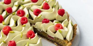 Малиново-фісташковий пиріг: неймовірний десерт, зроблений просто