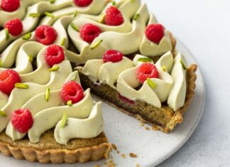 Малиново-фісташковий пиріг: неймовірний десерт, зроблений просто