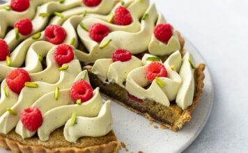 Малиново-фісташковий пиріг: неймовірний десерт, зроблений просто
