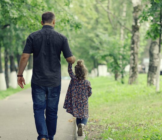 Подолання Дитячих Тяжок: Стійкість, Травма та Лікування