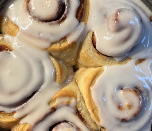 Кулінарний лайфхак за 2 долари: секрет ідеальних соковитих булочок з корицею