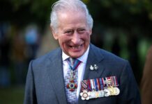 Король Чарльз стикається з зростаючим суспільним невдоволенням через скандал з принцом Ендрю