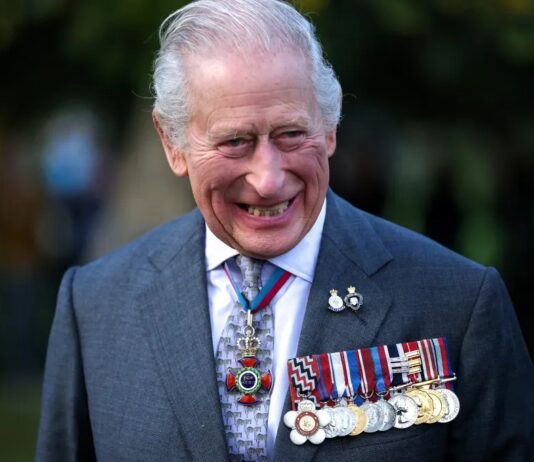 Король Чарльз стикається з зростаючим суспільним невдоволенням через скандал з принцом Ендрю