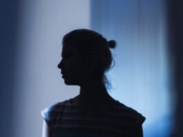 Невидимый налог: Цена выживания женщин в мире, построенном для мужчин