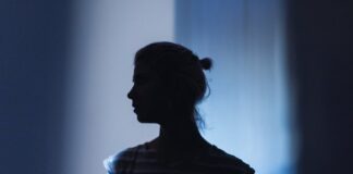 Невидимый налог: Цена выживания женщин в мире, построенном для мужчин