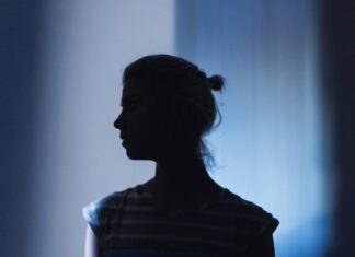 Невидимый налог: Цена выживания женщин в мире, построенном для мужчин