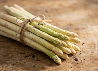 White asparagus at €9.46 per kg: how to take advantage of the price drop in Rungis before it’s too late